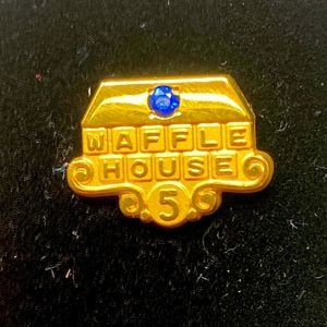 Waffle House 5 Year Gold Commemorative Pin Restaurant Employee Service